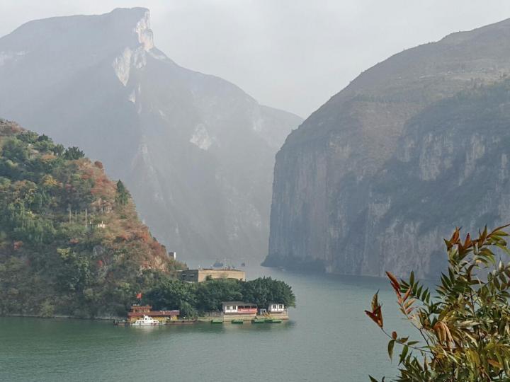 瞿塘峡景色不错,山峦叠翠,山高水深.在白帝城看的,真