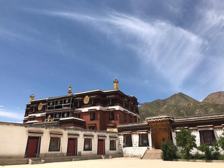 500miles喜欢(0) 拉卜楞寺位于甘肃省甘南藏族自治州夏河县,是藏语"拉