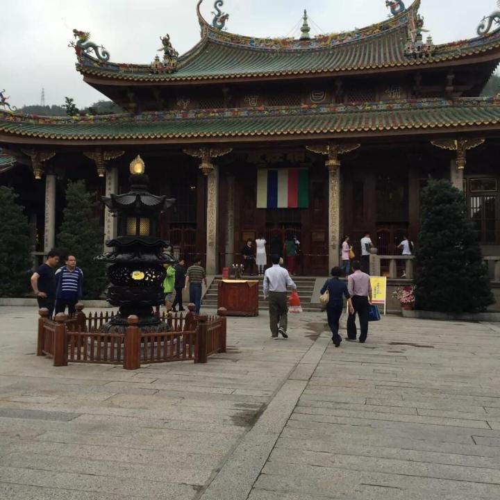 这个南普陀寺寺庙就在厦门大学旁边,我去过两次,第一