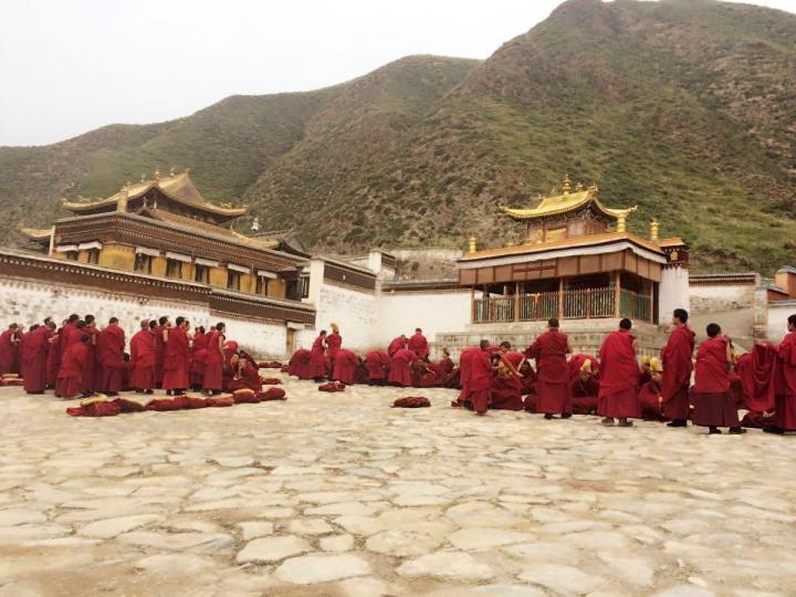 楞寺位于甘肃省甘南藏族自治州夏河县,是藏语"拉章"的变音,意思为活佛