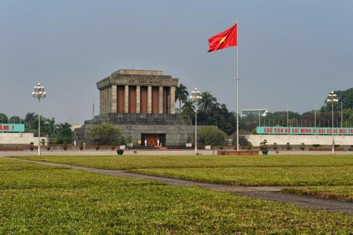 巴亭广场位于越南河内的市中心,面积还是很大的,大约有北京天安-河内