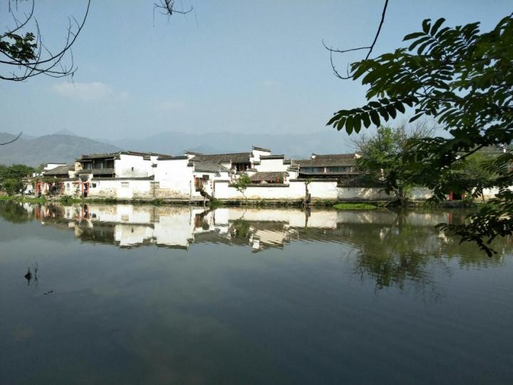 南湖风景优美恬静.把宏村的徽派建筑映入平静的水面