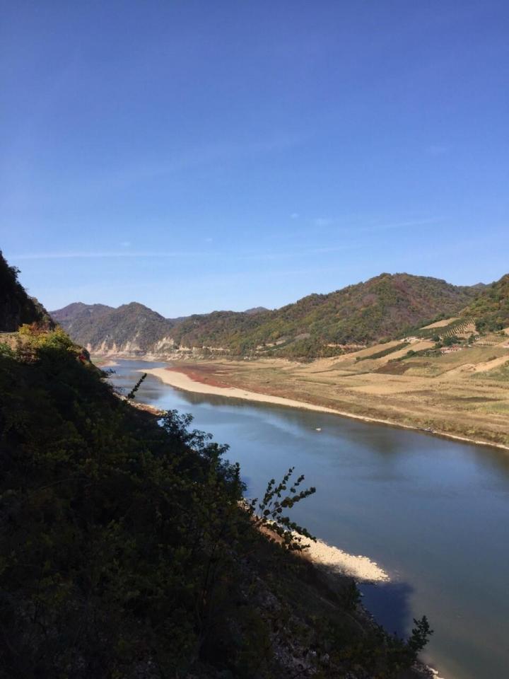 自驾去的绿江村,天气给力一路景色不错!居然看到油菜花了,算是惊喜不.