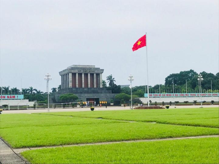 巴亭广场位于越南河内市的核心地带,也是越南新老城区的结合部.