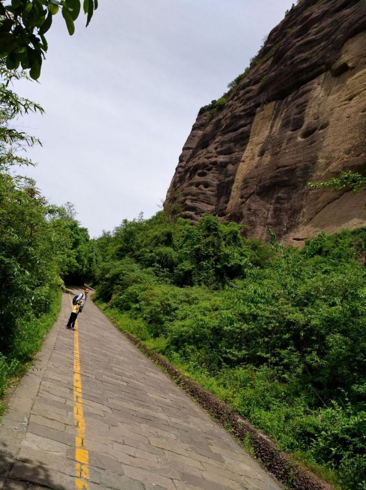 廊两个紧邻景区组成,有观赏景点(区)300余个,主要景点有剑门关,剑阁道