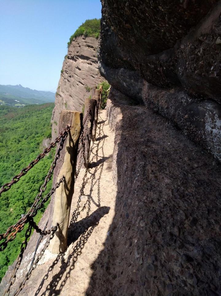 廊两个紧邻景区组成,有观赏景点(区)300余个,主要景点有剑门关,剑阁道