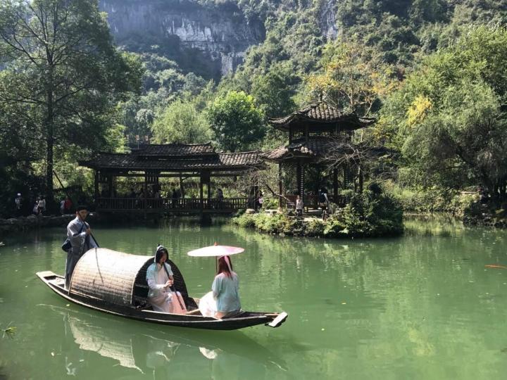 酉阳桃花源景区还是值得一去的,桃花源里的风景,就是陶渊明的《-酉阳