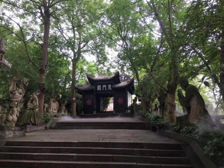 丰都鬼城位于重庆市丰都双桂山,名山古刹27座,"阴曹"