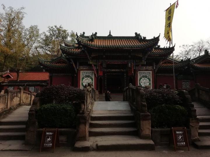 今天一早去了丰都鬼城,一上岸就看到标语"鬼城走一走