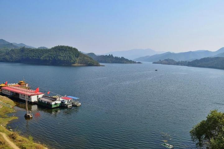 梅山水库大坝左右两边的风景大是不同,水质也是天差地