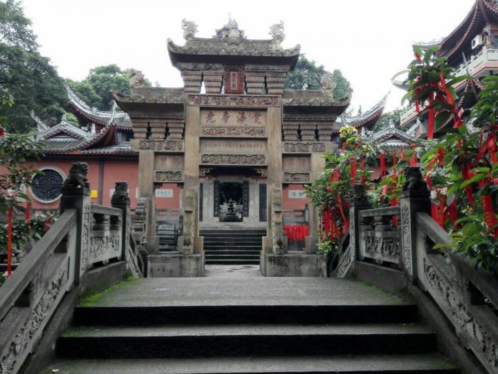 形状像笏,寺内外松竹修茂,十分幽邃,有天池夜月,万岭松涛等八景;华岩