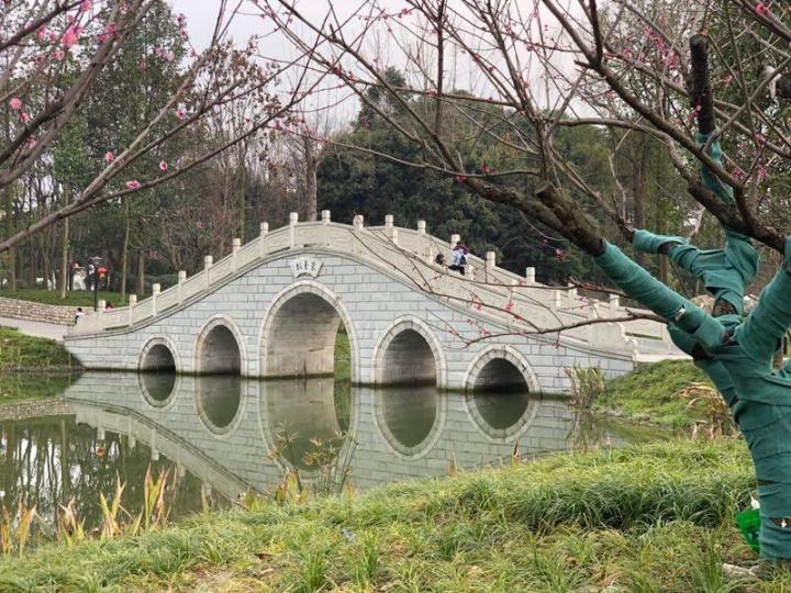 浣花溪公园由万树山,沧浪湖和白鹭洲三大景点组成,现在增加了诗-成都