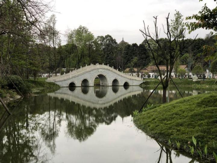 浣花溪公园由万树山,沧浪湖和白鹭洲三大景点组成,现在增加了诗-成都