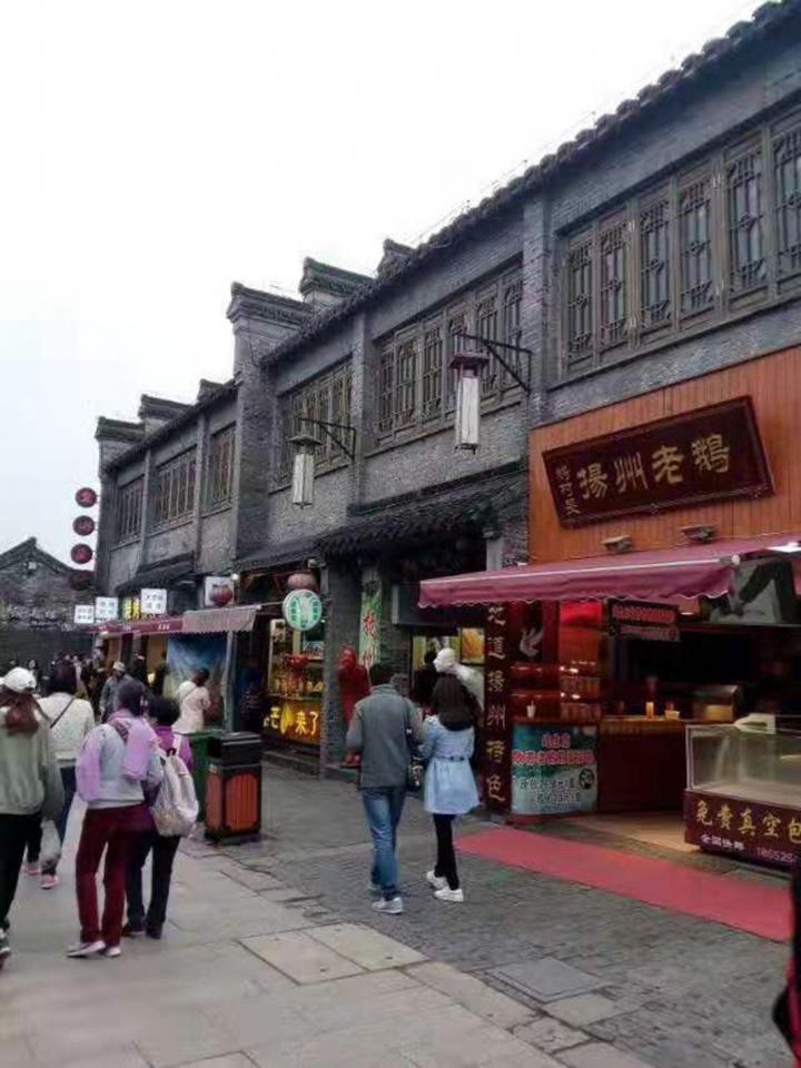 扬州东关街是扬州手工业的集中地,前店后坊的连家店遍及全街,东关街的