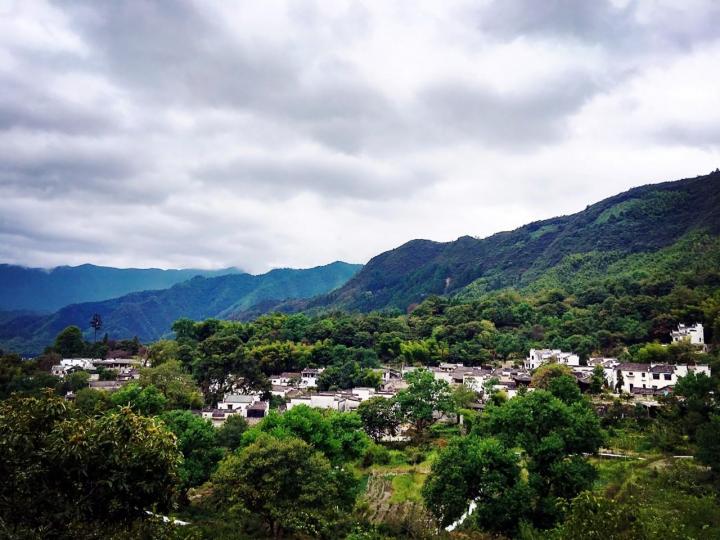 位于黟县桃花源著名旅游景点——宏村到木坑竹海景点途中,是黟县小