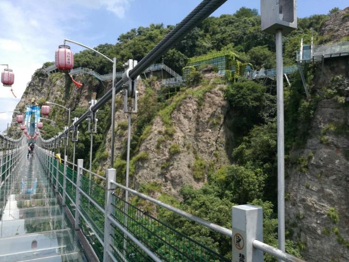 马仁奇峰风景区人不多,玻璃桥短了点.