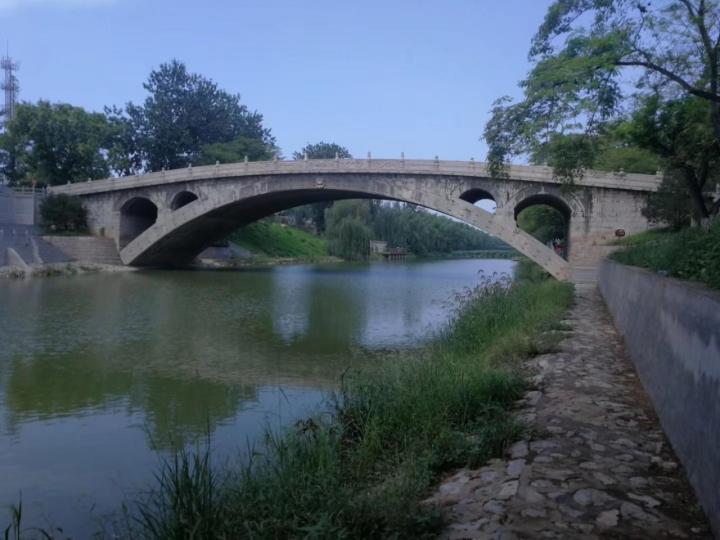 去了赵县首选旅游景点就是赵州桥,小学课本上就有的历史古迹,建