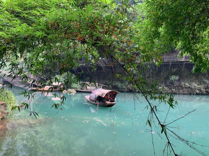 三峡人家风景区是三峡地区的第一景点,碧水蓝天,红墙绿树,土家-宜昌