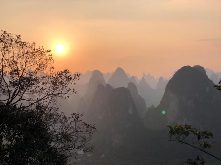 爬上老寨山,看到了绝美的日落.