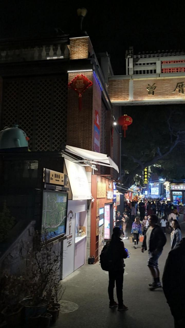 曾厝垵 曾厝垵中国最文艺渔村,为"曾厝垵文创村"的简称,位于厦门岛东