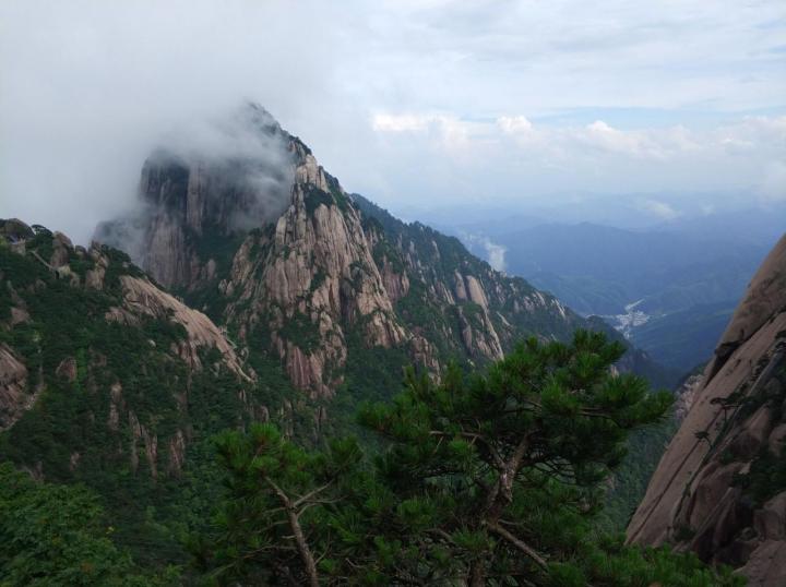 天都峰是黄山最陡的一座山峰,在天都峰上有鲤鱼背那简直是惊险无-黄山