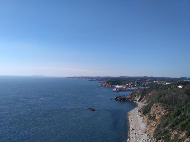 旅顺黄渤海分界线,在辽东半岛最南端;山顶上有一座,有