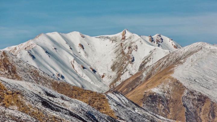 阿尼玛卿雪山银装素裹,巍峨庞大的山脊处,渺渺雪烟.高